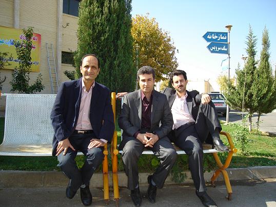 علیرضا نصیرزاده ، نشسته در وسط