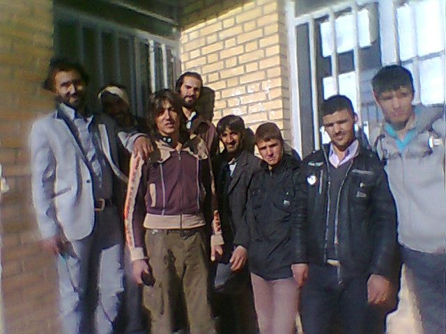 عکس عده ای از جوانان روستای حسین آباد در کنار ساختمان دهداری