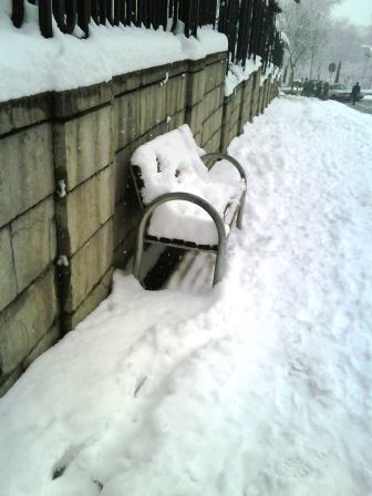 برف روی صندلی