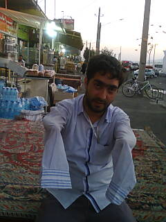 رضا دعا می کند